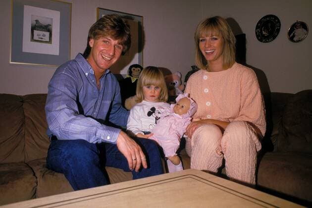 Frank Mill (BVB) mit seiner Frau Beate und Tochter Vanessa Fußball 1. BL Herren Saison 1988 1989, Borussia Dortmund, Shooting, Fotoshooting, Fototermin, Fotostory, Homestory, Gruppe Aufnahmedatum geschätzt Dortmund