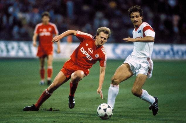 Jan Furtok (HSV, re.) vor Hans Dorfner (Bayern) am Ball Fußball 1. BL Herren Saison 1990 1991, FC Bayern München - Hamburger SV 6:1, Hamburg, Vdia Gruppe München