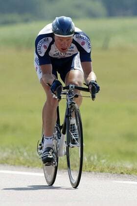 Torsten Schmidt (Deutschland Gerolsteiner) abgeschlagen von seinem Team während des Mannschaftszeitfahrens Radsport Herren Tour de France 2003, Straßenradsport, Straße, Rad, Zeitfahren Einzelbild 4. Etappe Joinville - Saint-Dizier