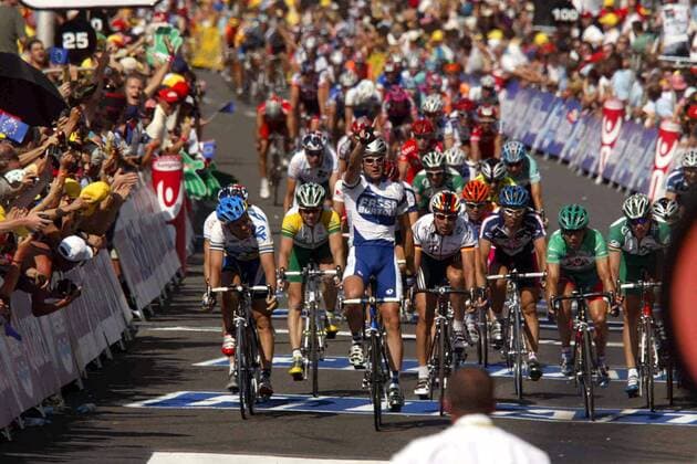 Alessandro Petacchi (Mitte, Italien Fassa Bortolo) bejubelt seinen dritten Etappensieg vor Jaan Kirsipuu (li., Estland AG2R Prevoyance), Erik Zabel (4.v.li. Deutschland Team Telekom) wurde Vierter Radsport Herren Tour de France 2003, 5. Etappe: Troyes - Nevers, Straßenradsport, Straße, Rad, Vdig Totale Freude,  