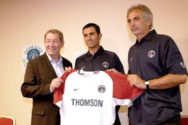 Pedro Miguel Pauleta (Mitte), Präsident Francis Graille (li.) und Trainer Vahid Halilhodzic (alle PSG) präsentieren das Trikot des Neuzugangs Fußball Herren Ligue Une 2003 2004, 1. Französische Liga, Paris St. Germain, Saint Gruppe Paris  