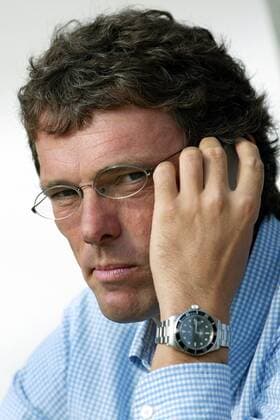 Co-Trainer Michael Henke (Bayern) telefoniert Fußball 1. BL Herren Saisonvorbereitung 2003 2004, Leipzig - FC Bayern München 0:9, Test, Testspiel, Vdig Porträt Leipzig