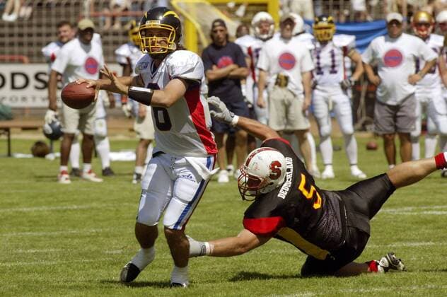 Gunter Braschler (Deutschland, re.) kommt gegen Quarterback Vincent Lelard (Frankreich) zu spät American Football WM Herren Weltmeisterschaft 2003, Spiel um den dritten Platz, Länderspiel, Deutschland - Frankreich 36:7 Gruppe Hanau Dynamik,