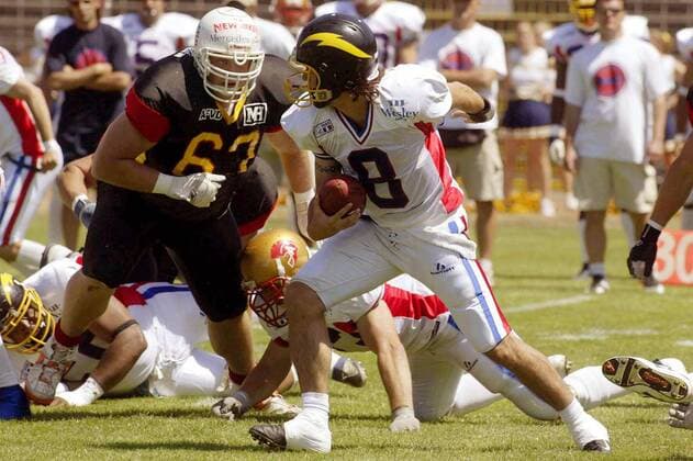 Quarterback Vincent Lelard (Frankreich, re.) flüchtet vor Defensive Tackle Dennis Engelbrecht (Deutschland, 67) American Football WM Herren Weltmeisterschaft 2003, Spiel um den dritten Platz, Länderspiel, Deutschland - Frankreich 36:7 Gruppe Hanau Dynamik,
