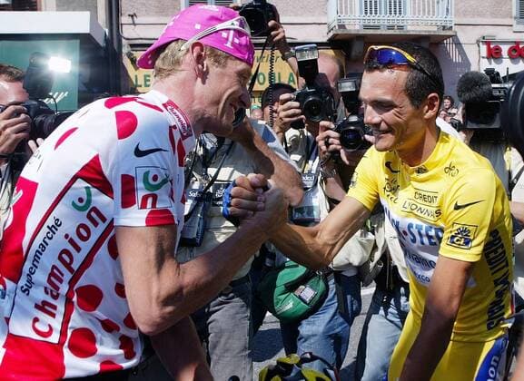 Richard Virenque (re., Frankreich Quick Step - Davitamon) hat sein Bergtrikot an den zweitplatzierten der Bergwertung Rolf Aldag (Deutschland Team Telekom) abgegeben um sein gelbes Trikot zur Show zu stellen Radsport Herren Tour de France 2003, 8. Etappe: Sallanches - Alpe d Huez, dHuez, Rad, Straße, Straßenradsport, Vdig Gruppe Freude,