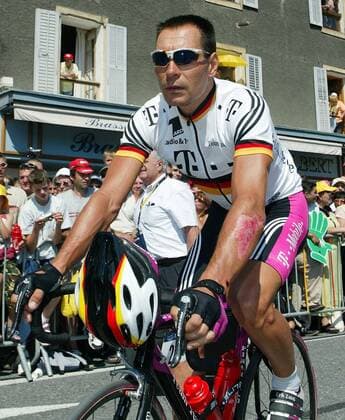 Erik Zabel (Deutschland Team Telekom) sind die Folgen seines Sturzes noch anzusehen Radsport Herren Tour de France 2003, 8. Etappe: Sallanches - Alpe d Huez, dHuez, Rad, Straße, Straßenradsport, Vdig Einzelbild