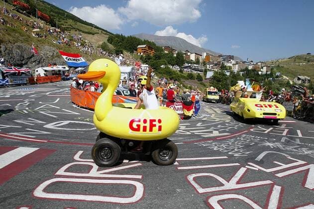 Quitsch gelbe Ente der Firma GiFi führt die Werbekarawane der Tour de France die Serpentine nach Alp d Huez hinauf Radsport Herren Tour de France 2003, 8. Etappe: Sallanches - Alpe d Huez, dHuez, Rad, Straße, Straßenradsport, Vdig Totale
