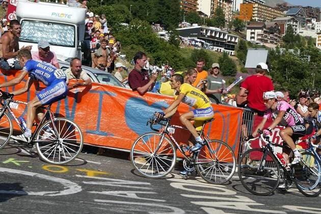 Michael Rogers (li., Australien) vor Richard Virenque (Frankreich beide Quick Step - Davitamon) im Gelben Trikot und Jose Azevedo (Portugal Once-Eroski) am Anstieg Radsport Herren Tour de France 2003, 8. Etappe: Sallanches - Alpe d Huez, dHuez, Rad, Straße, Straßenradsport, Vdig Gruppe