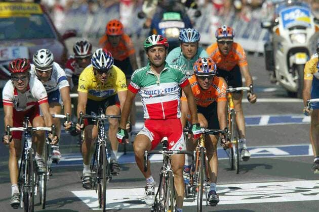 Paolo Bettini (Italien Quick Step Davitamon, vorn) im Trikot des italienischen Meisters kommt als Zweiter vor Iban Mayo (Spanien Euskaltel Euskadi, re.) und Lance Armstrong (USA US Postal Service) im gelben Trikot ins Ziel Radsport Herren Tour de France 2003, Straßenradsport, Straße, Rad, Gruppe 9. Etappe: Bourg d Oisans - Gap, dOisans  