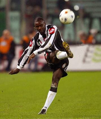 Lilian Thuram (Juve) zieht ab - VERÖFFENTLICHUNGSRECHTE NUR FÜR DEUTSCHE MEDIEN Fußball Herren Serie A 2002 2003, 1. Italienische Liga, Rom - Juventus Turin 2:2, Vdig Einzelbild Rom Dynamik,