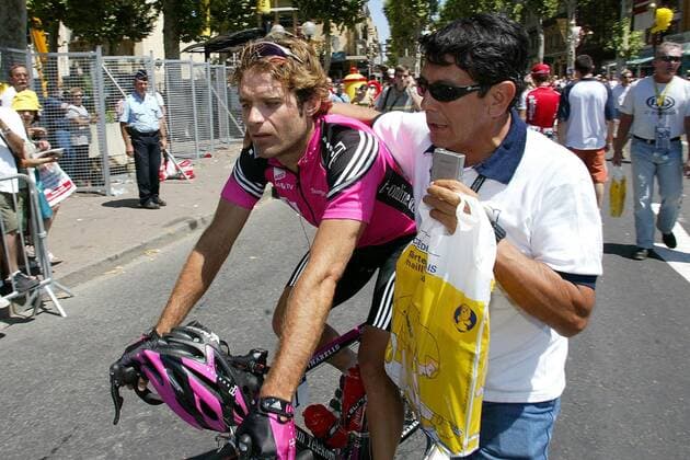Santiago Botero (Kolumbien Team Telekom) wird von einem kolumbianischen Radioreporter interviewt Radsport Herren Tour de France 2003, Straßenradsport, Straße, Rad Gruppe 11. Etappe: Narbonne - Toulouse