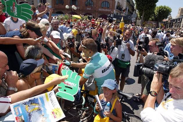 Jan Ullrich (Deutschland Team Bianchi) gibt Autogramme und steht dabei im Mittelpunkt des Medieninteresses Radsport Herren Tour de France 2003, Straßenradsport, Straße, Rad Totale 11. Etappe: Narbonne - Toulouse Masse,