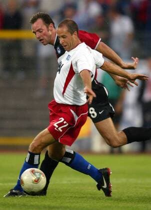 Stefan Beinlich (vorn, HSV) gegen Bart Goor (Hertha) Fußball 1. BL Herren Liga-Pokal 2003 2004, Ligapokal, Ligacup, Cup, Hamburger SV - Hertha BSC Berlin 2:1 Gruppe Dessau Dynamik,