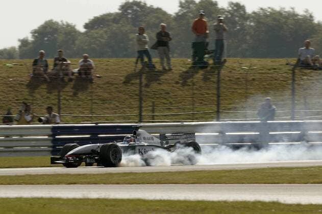Kimi Räikkönen (Finnland McLaren-Mercedes) lässt in seinem Boliden mächtig Dampf ab Motorsport Grand Prix Herren Großer Preis von Großbritannien 2003, Formel 1 Weltmeisterschaft, F1, F, GP, WM, Qualifying Einzelbild Silverstone