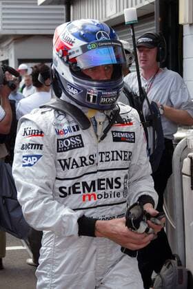 Kimi Räikkönen (Finnland McLaren) trottet durch die Boxengasse Motorsport Grand Prix Herren Großer Preis von England 2003, Formel 1 Weltmeisterschaft, F1, F, GP, WM, Qualifying Einzelbild Silverstone