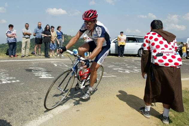 Udo Bölts (Deutschland Gerolsteiner) am Anstieg neben einem Mönch im Bergtrikot Radsport Herren Tour de France 2003, Rad, Straße, Straßenradsport, Vdig Gruppe 13. Etappe: Toulouse - Plateau de Bonascre