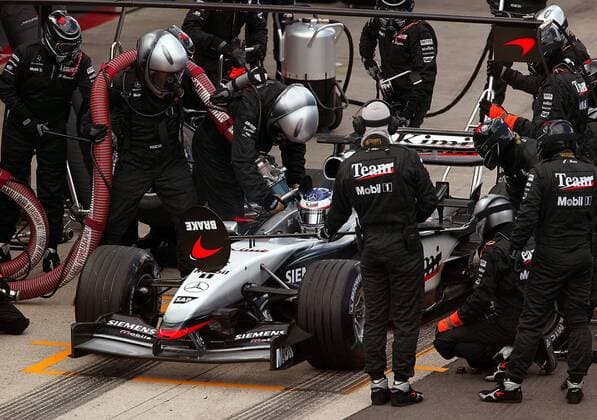 Kimi Räikkönen (Finnland McLaren-Mercedes) - Boxenstopp Motorsport Grand Prix Herren Großer Preis von England 2003, Formel 1 Weltmeisterschaft, F1, F, GP, WM, Totale Silverstone