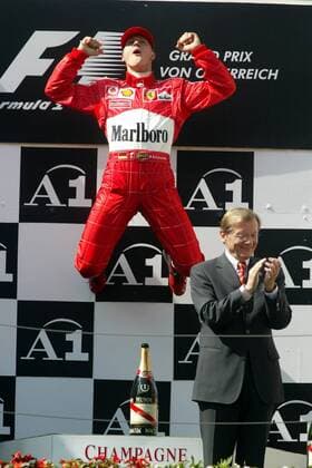 Michael Schumacher (Deutschland Ferrari) feiert ausgelassen seinen Sieg, vorn Bundeskanzler Dr. Wolfgang Schüssel (ÖVP, Österreich) Motorsport Grand Prix Herren Großer Preis von Österreich 2003, Formel 1 Weltmeisterschaft, F1, F, GP, WM, Vdig Gruppe A1-Ring Zeltweg-Spielberg Höhe Begeisterung, Freude,