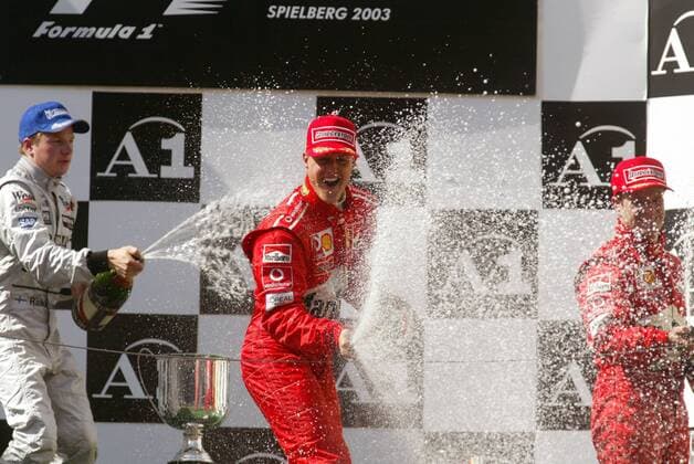 Champagnerdusche während der Siegerehrung beim GP von Österreich 2003: V.li.: Kimi Räikkönen (Finnland McLaren-Mercedes, Michael Schumacher (Deutschland) und Rubens Barrichello (Brasilien beide Ferrari) Motorsport Grand Prix Herren Großer Preis von Österreich 2003, Formel 1 Weltmeisterschaft, F1, F, GP, WM, Vdig Gruppe A1-Ring Zeltweg-Spielberg Begeisterung, Freude,