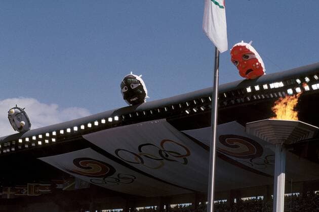 Über das Stadiondach des Olympiastadions luken merkwürdige Fratzen - die olympische Flamme verliert ihre Erhabenheit trotzdem nicht Leichtathletik OS Sommer Herren Olympische Sommerspiele 1988, Olympia, Olympiade, Spiele, Vdia Totale Olympiastadion Seoul