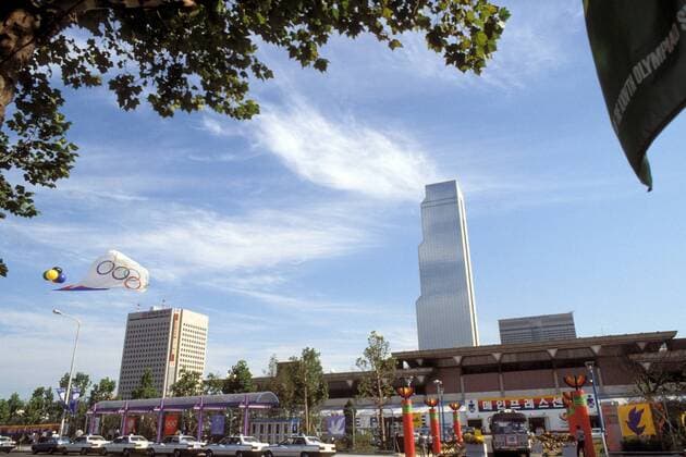 Seoul im Zeichen Olympias - unter blauem Himmel zeigt sich die Stadt von ihrer schönen Seite OS Sommer Herren Olympische Sommerspiele 1988, Olympia, Olympiade, Spiele, Vdia Totale Seoul