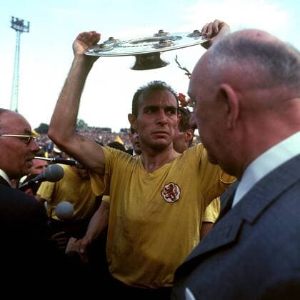 Fußball, Eintracht Braunschweig, Deutscher Meister 1967 Joachim Bäse (Braunschweig) mit der Meisterschale Fußball 1. BL Herren Saison 1966 1967, Eintracht Braunschweig, Deutscher Meister, Deutsche Meisterschaft, Mfdia Einzelbild Braunschweig