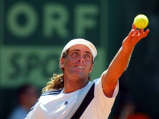 Nicolas Massu (Chile) - Aufschlag Tennis Herren Generali-Open 2003, ATP-Tour, Einzelbild Kitzbühel