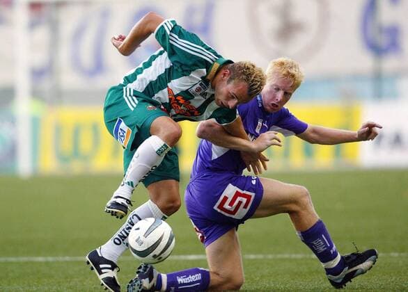 Roman Wallner (Rapid Wien, li.) gegen Andreas Ibertsberger (Salzburg) Fußball Herren tmobileBundesliga 2003 2004, 1. österreichische Liga, SV Wüstenrot Salzburg - SK Rapid Wien 1:2 Gruppe Salzburg Dynamik, Kampf,