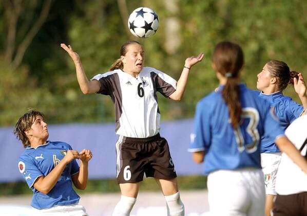 Karolin Thomas (Deutschland U 19, Mitte) - Kopfball, li. Martina Cortesi (Italien) Fußball EM Damen U19 Europameisterschaft 2003, Länderspiel, Frauen, Frauenfußball, Deutschland - Italien 0:2, Vdig, Gruppe Taucha bei Leipzig Dynamik,