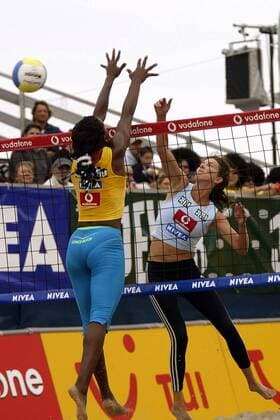 Gabriele Freytag (TSV Spandau Berlin Deutschland, re.) - Schmetterschlag gegen Ribalta Imara Estevez (Kuba) Beachvolleyball Damen Vodafone Masters 2003, Beach, Vdig, Gruppe Kühlungsborn Dynamik,