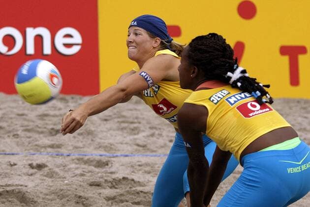 Okka Rau (TVF Phoenix Hamburg Deutschland) - Ballannahme, re. Estevez (Kuba) Beachvolleyball Damen Vodafone Masters 2003, Beach, Vdig, Gruppe Kühlungsborn