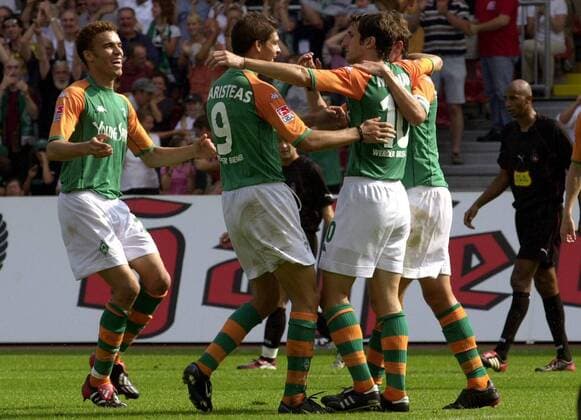 Torjubel Bremen, v. li.: Valerien Ismael, Angelos Charisteas und Johan Micoud Fußball 1. BL Herren UI-Cup 2003 2004, UIC, UEFA-Intertoto, SV Werder Bremen Gruppe Bremen Freude,
