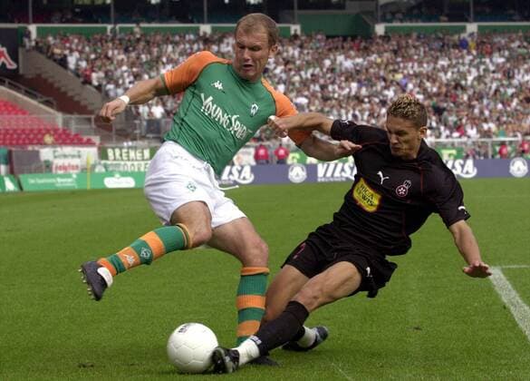 Ivica Banovic (Bremen, li.) gegen Cedric Varrault (Nizza) Fußball Herren UI-Cup 2003 2004, UIC, UEFA-Intertoto, SV Werder Bremen - OGC Nice 1:0 Gruppe Bremen Dynamik, Kampf,