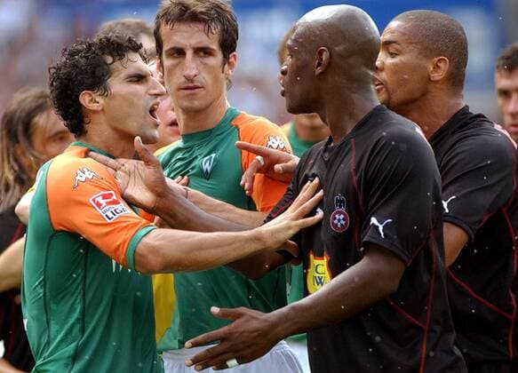 Paul Stalteri (li.) und Noe Pamarot (2.v.re.) geraten aneinander; Johan Micoud (Mitte, beide Bremen), hat Mühe sich zurückzuhalten Fußball Herren UI-Cup 2003 2004, UIC, UEFA-Intertoto, SV Werder Bremen - OGC Nice 1:0 Gruppe Bremen Spannung