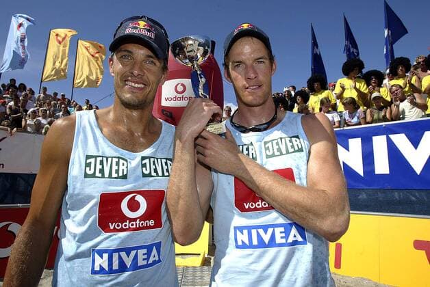 Andreas Scheuerpflug (li.) und Christoph Dieckmann (beide VC Olympia Berlin Deutschland) mit dem Siegerpokal Beachvolleyball Herren Vodafone Masters 2003, Beach, Siegerehrung Gruppe Kühlungsborn Freude,
