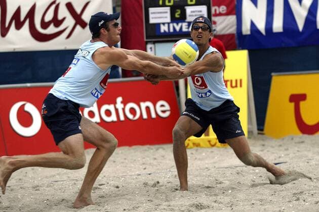 Christoph Dieckmann (li.) und Andreas Scheuerpflug (beide VC Olympia Berlin Deutschland) - Ballannahme Beachvolleyball Herren Vodafone Masters 2003, Beach, Gruppe Kühlungsborn Dynamik,