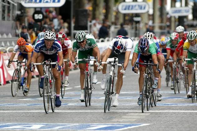 Jean Patrick Nazon (Frankreich Jean Delatour, li.) gewinnt den Massensprint vor Baden Cooke (Australien FDJeux.com, 2. v. re.) und Robbie McEwen (Australien Lotto Domo) im grünen Trikot Radsport Herren Tour de France 2003, Straßenradsport, Straße, Rad Totale 20. Etappe: Ville d Avray - Paris Champs Elysees Dynamik, Kampf,
