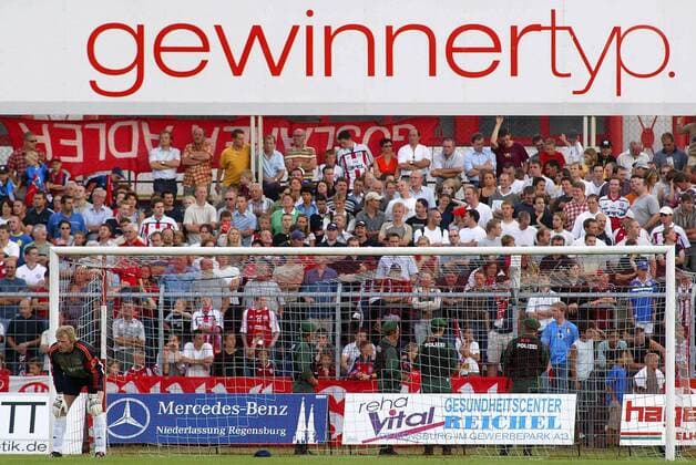 Torwart Oliver Kahn (Bayern) - der Gewinnertyp schlechthin Fußball 1. BL Herren Saisonvorbereitung 2003 2004, Regensburg - FC Bayern München 2:2, Test, Testspiel Totale Regensburg Weite, Komik,