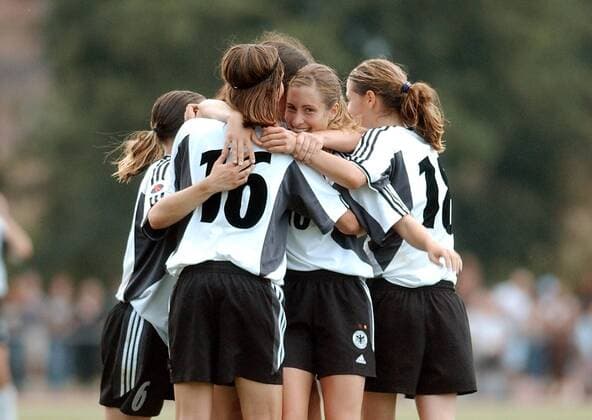 Shelley Thompson (Mitte, Deutschland U 19) - Torjubel Fußball EM Damen U19-Europameisterschaft 2003, Länderspiel, Frauen, Frauenfußball, Junioren, Gruppe Torgau Freude,