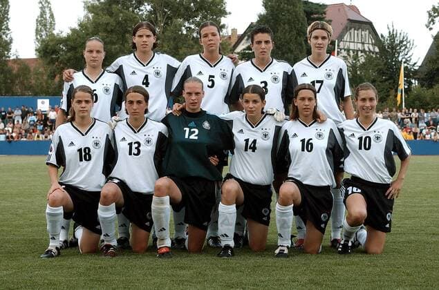 Mannschaftsbild Deutschland U 19 hinten v.li.: Karolin Thomas, Annike Krahn, Christina Krüger, Aferdita Kameraj, Simone Laudehr; vorn: Katharina Grießemer, Anne van Bonn, Torfrau Tessa Rinkes, Nina Jokuschies, Lena Goeßling, Shelley Thompson Fußball EM Damen U19-Europameisterschaft 2003, Länderspiel, Frauen, Frauenfußball, Junioren, Totale Torgau