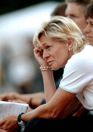 Bundestrainerin Silvia Neid (Deutschland U 19) Fußball EM Damen U19-Europameisterschaft 2003, Länderspiel, Frauen, Frauenfußball, Junioren, Einzelbild Torgau Nachdenklichkeit