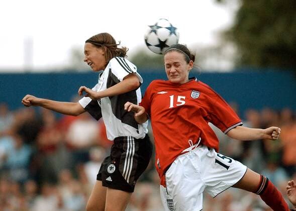 Georgie Adams (re., England U 19) gegen Lena Goeßling (Deutschland U 19) Fußball EM Damen U19-Europameisterschaft 2003, Länderspiel, Frauen, Frauenfußball, Junioren, Gruppe Torgau Dynamik,