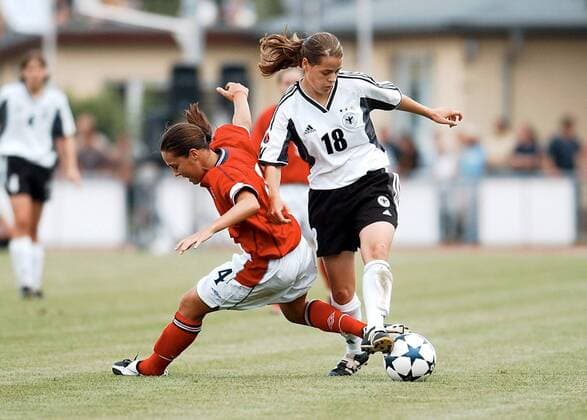 Katharina Grießemer (re., Deutschland U 19) gegen Fara Williams (England U 19) Fußball EM Damen U19-Europameisterschaft 2003, Länderspiel, Frauen, Frauenfußball, Junioren, Gruppe Torgau Dynamik,