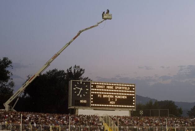 Stadionanzeige im Ernst-Abbe-Sportfeld zeigt den zwischenzeitlichen Spielstand bei der Partie FC Bayern München gegen den HSV an Fußball 1. BL Herren Liga-Pokal 2003 2004, Ligapokal, Ligacup, Cup, FC Bayern München - Hamburger SV 5:7 n.E, Hamburg Totale Ernst-Abbe-Sportfeld Jena
