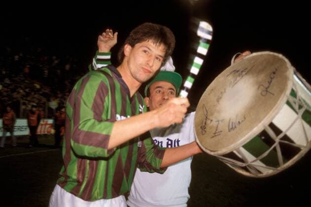Hans-Jörg Criens (Gladbach) hat sich die Trommel von Fanoriginal Manolo geschnappt Fußball 1. BL Herren Saison 1989 1990, Borussia Mönchengladbach, Vdia Gruppe Mönchengladbach Freude