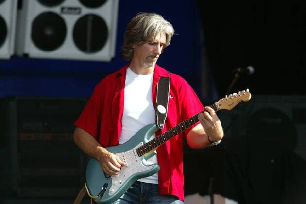 Ex-F1-Rennfahrer Damon Hill (England) sorgt in Silverstone für musikalische Unterhaltung Motorsport Grand Prix Herren Großer Preis von Großbritannien 2003, Formel 1 Weltmeisterschaft, F1, F, GP, WM, Vdig Einzelbild Silverstone