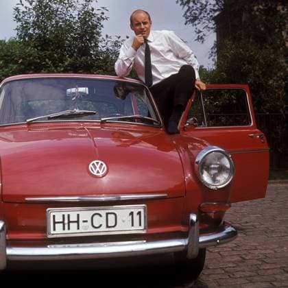 Gert Dörfel (HSV) neben seinem Volkswagen Typ 3 Fußball 1. BL Herren DEUTSCHSPRACHIGE SPORTZEITSCHRIFTEN UND -ZEITUNGEN NUR NACH RÜCKSPRACHE, Saison 1970 1971 Einzelbild Aufnahmedatum geschätzt Hamburg