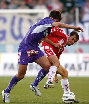 Dominic Hassler (li., Salzburg) gegen Mario Tokic (Graz) Fußball Herren tmobileBundesliga 2003 2004, 1. Österreichische Liga, SV Wüstenrot Salzburg - Liebherr Grazer AK 1:2 Gruppe Salzburg Dynamik,