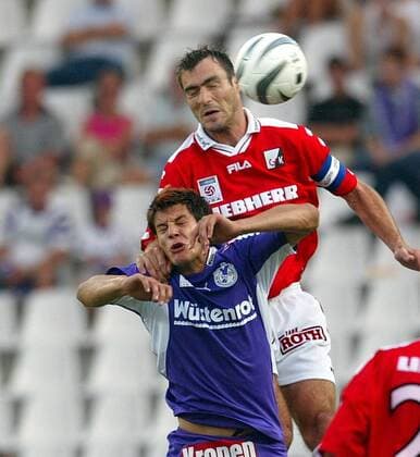 Dominic Hassler (vorn, Salzburg) gegen Anton Ehmann (Graz) Fußball Herren tmobileBundesliga 2003 2004, 1. Österreichische Liga, SV Wüstenrot Salzburg - Liebherr Grazer AK 1:2 Gruppe Salzburg Anstrengung,
