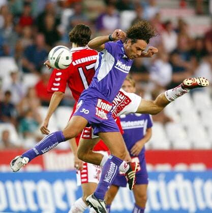 Markus Scharrer (vorn, Salzburg) gegen Enrico Kulovits (Graz) Fußball Herren tmobileBundesliga 2003 2004, 1. Österreichische Liga, SV Wüstenrot Salzburg - Liebherr Grazer AK 1:2 Gruppe Salzburg Dynamik,